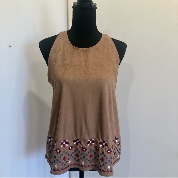 Summer Top with Embroidered Details🌸🌸🌸 - Picture 7 of 8